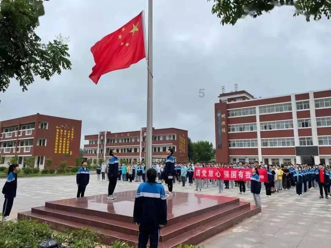 小南早报| 柜员冲客户吼“滚”,银行回应;东方甄选半年净利润下降近6成;霍启刚赴天津履职